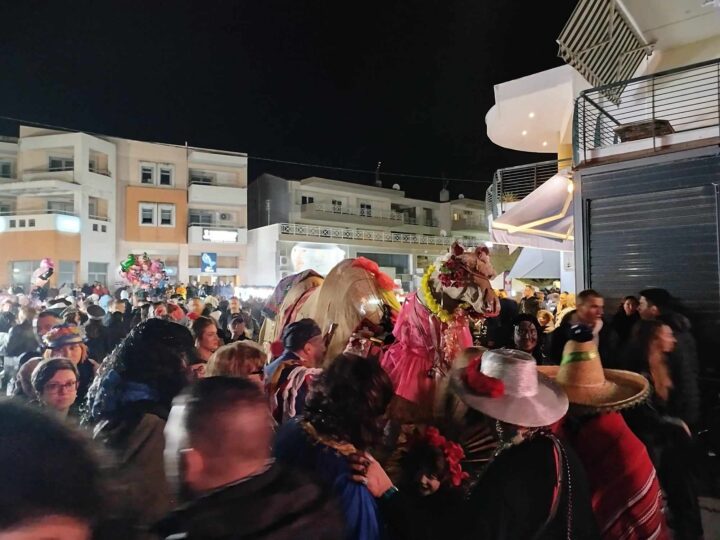 ΤΩΡΑ-ΕΠΑΝΟΜΗ: Κοσμοπλημμύρα στο καρναβάλι!!! (ΦΩΤΟΡΕΠΟΡΤΑΖ+ΒΙΝΤΕΟ)
