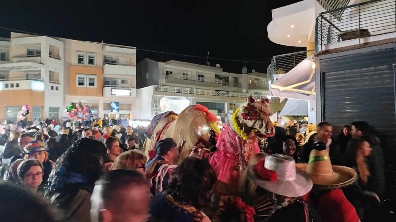 ΤΩΡΑ-ΕΠΑΝΟΜΗ: Κοσμοπλημμύρα στο καρναβάλι!!! (ΦΩΤΟΡΕΠΟΡΤΑΖ+ΒΙΝΤΕΟ)