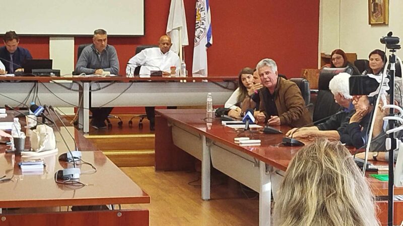 Ενταση μεταξύ Μακρή και Κουζινόπουλου στη συζήτηση για το κάμπινγκ (ΒΙΝΤΕΟ)