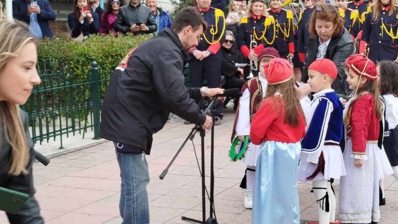 Αυτά τα παιδιά είναι το μέλλον μας: “Καταθέτουμε ταπεινά τούτο το στεφανάκι…” (ΒΙΝΤΕΟ)