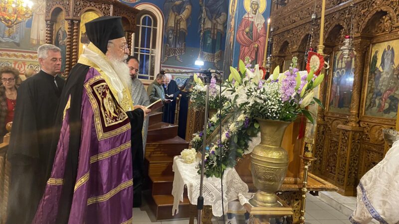 Ο Νικόδημος μπροστά στην Παναγιά την Περαιώτισα!