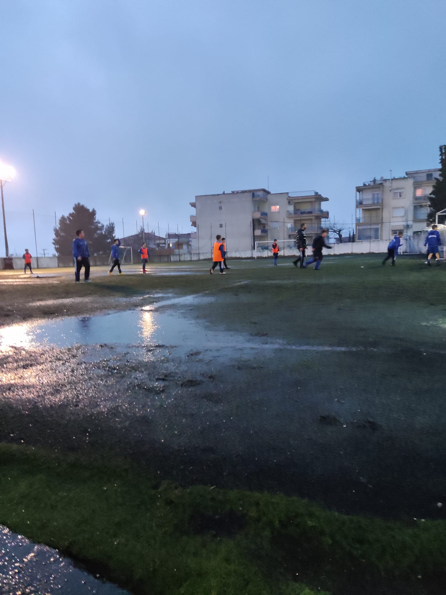 Πάθος για ποδόσφαιρο…υπό βροχή!