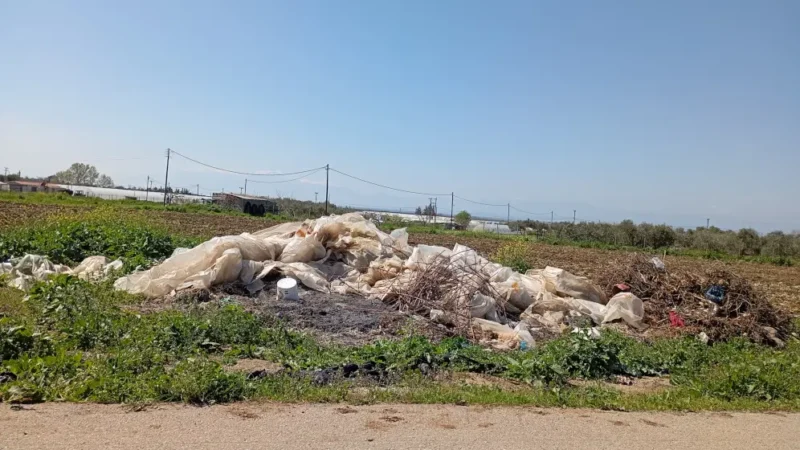 Αγγελοχώρι: Μπάζα από θερμοκήπια πεταμένα σε χωράφια
