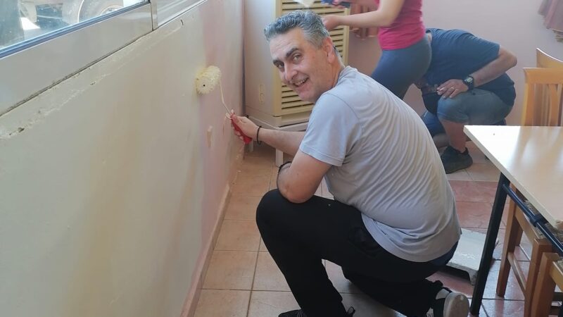 Ο πρόεδρος του Δημοτικού Συμβουλίου βάφει εθελοντικά το ΚΑΠΗ Μηχανιώνας