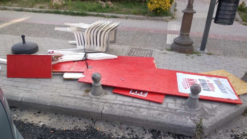 Βανδάλισαν το περίπτερο του ΚΚΕ στην Περαία: ” Τα μαντρόσκυλα του συστήματος εδώ και καιρό έχουν πάρει τη θέση που τους αξίζει” (ΦΩΤΟΡΕΠΟΡΤΑΖ)