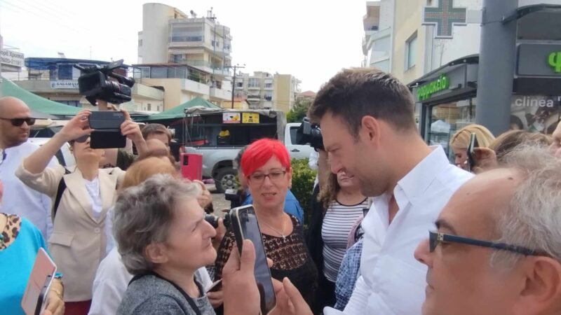 Ο Κασσελάκης μιλά με “ερωτικό μετανάστη” στην Περαία (ΒΙΝΤΕΟ)