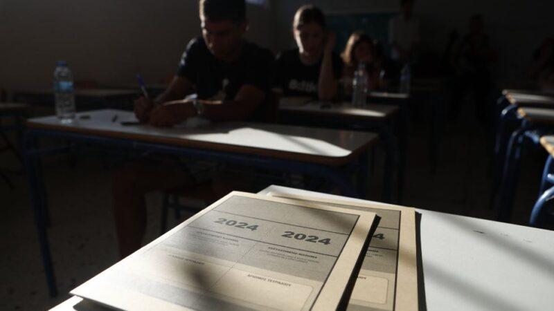 Πανελλαδικές: Με στυλό & σταυρό στη «μάχη» των εξετάσεων (BINTEO)