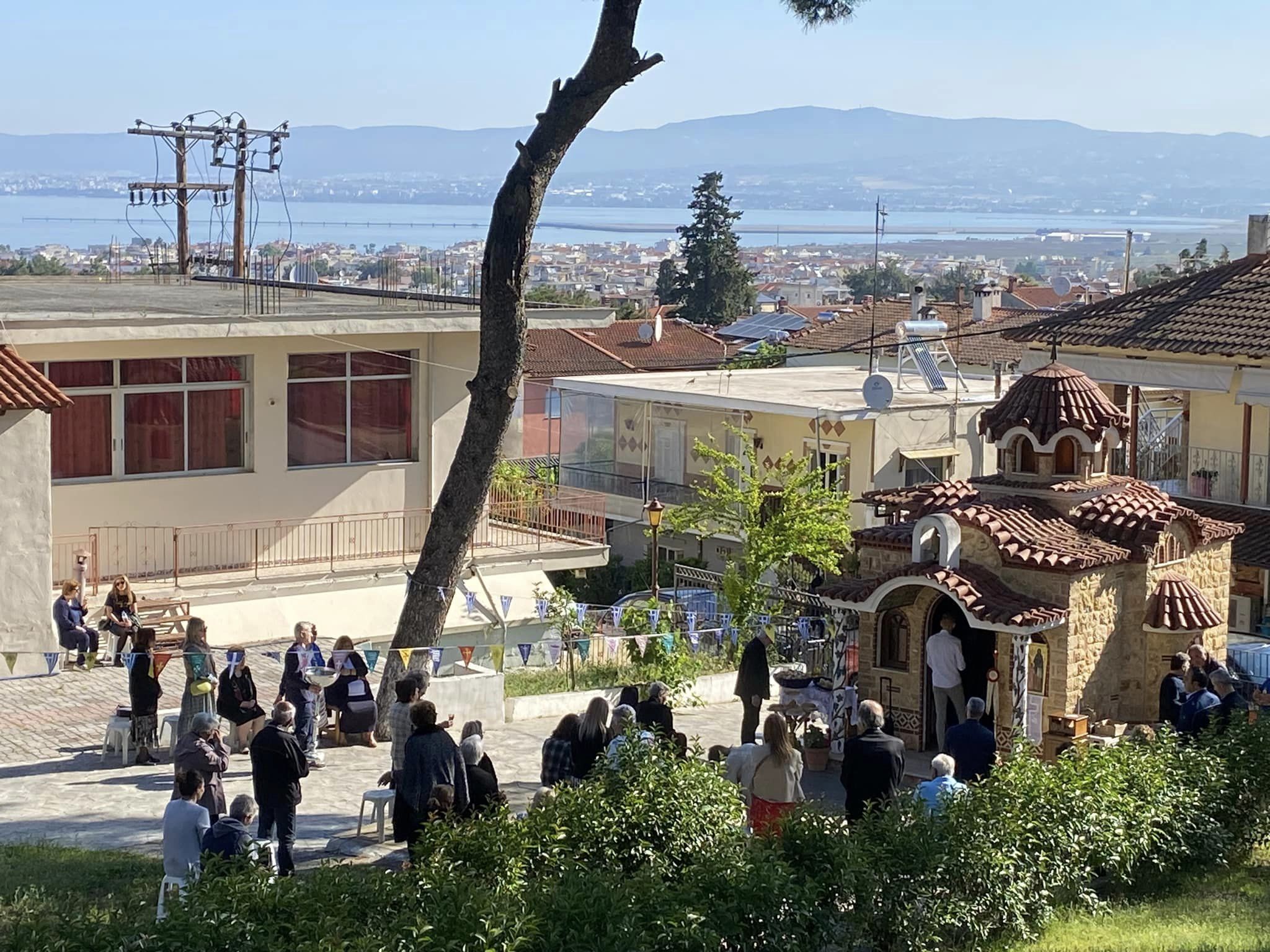 Ανω Περαία: Γιορτάζει το παρεκκλήσι των Αγίων Ραφήλ, Νικολάου & Ειρήνης – Αναστάσιμο γεύμα αγάπης (ΦΩΤΟΡΕΠΟΡΤΑΖ+ΒΙΝΤΕΟ)