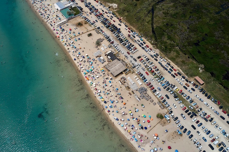 Μπάχαλο με τις άδειες των beach bars του Ποταμού με την έναρξη της καλοκαιρινής σεζόν