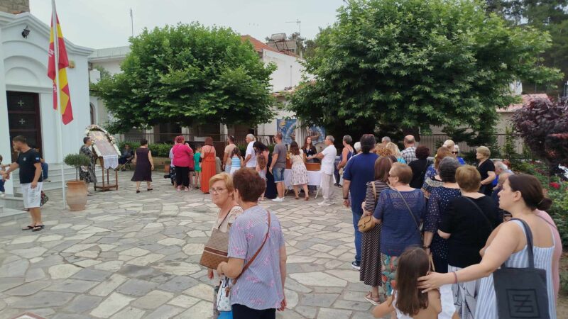 Η ουρά των πιστών στην Αγία Τριάδα για το Αγιο Πνεύμα (ΦΩΤΟΡΕΠΟΡΤΑΖ)