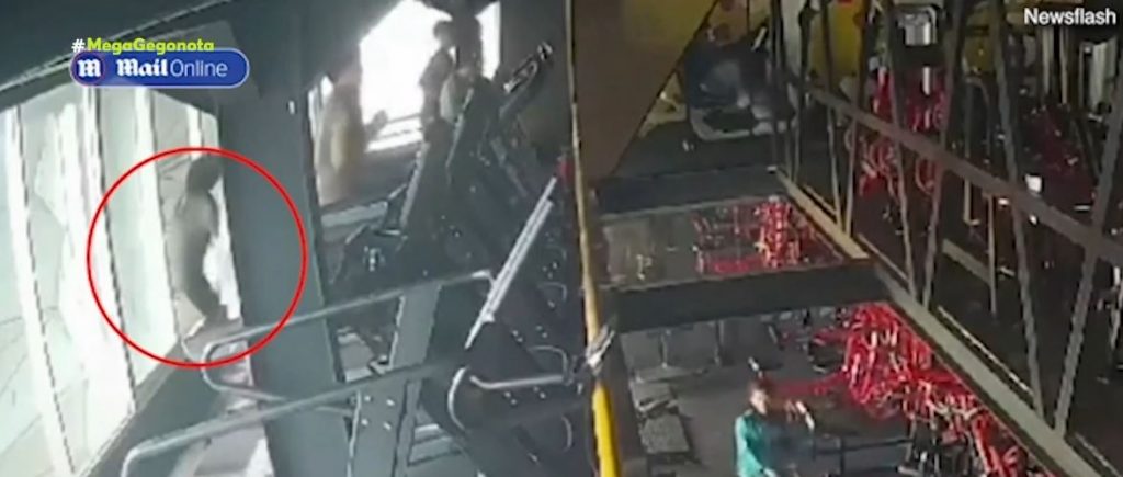ΑΝΑΤΡΙΧΙΑΣΤΙΚΟ: 22χρονη έπεσε από τον 3ο όροφο γυμναστηρίου κάνοντας διάδρομο (ΒΙΝΤΕΟ)