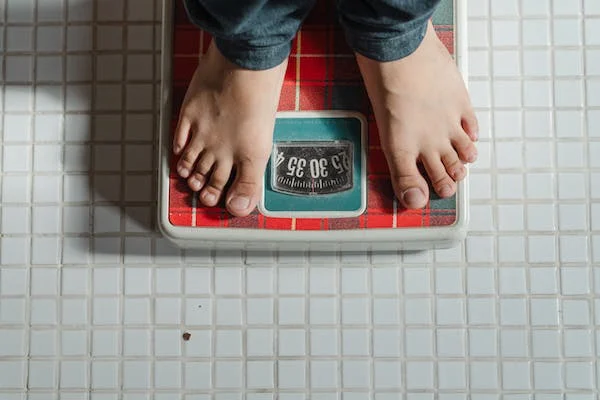 Γιατί είναι δύσκολο να διατηρήσουμε το βάρος που χάνουμε; (BINTEO)