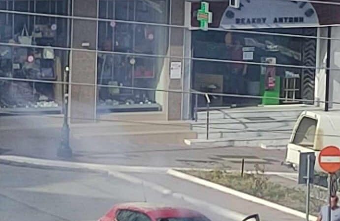 Πήρε φωτιά αυτοκίνητο στη Μηχανιώνα μπροστά στην εκκλησία