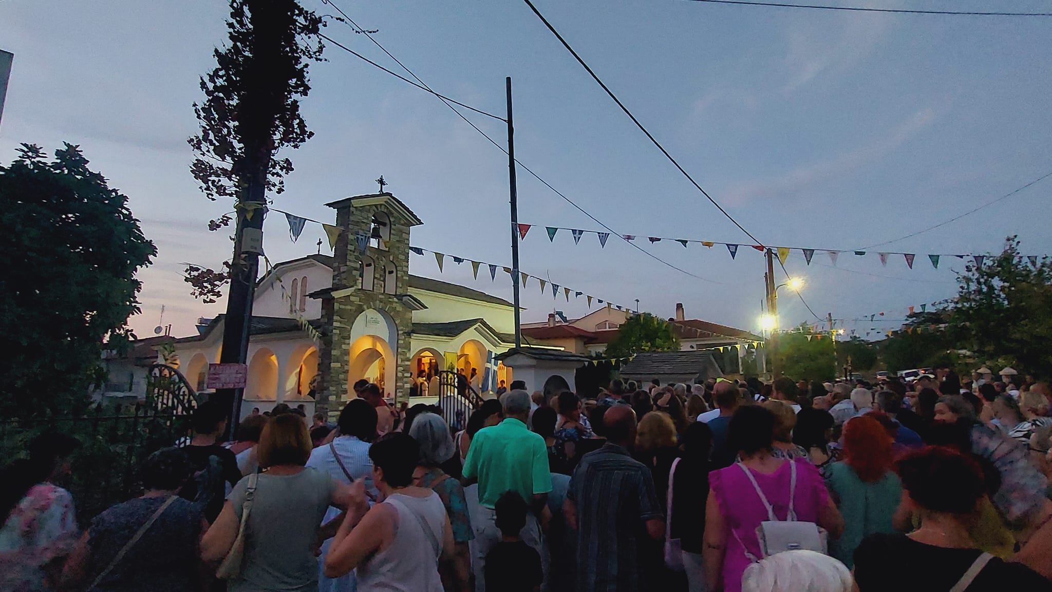 Μεγάλη η Χάρη Της! Κοσμοσυρροή στη λιτανεία της Αγίας Παρασκευής στη Μηχανιώνα