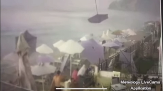 ΑΠΙΣΤΕΥΤΗ ΕΙΚΟΝΑ: Η στιγμή που ανεμοστρόβιλος ξηλώνει ομπρέλες σε beach bar στη Χαλκιδική (ΒΙΝΤΕΟ)