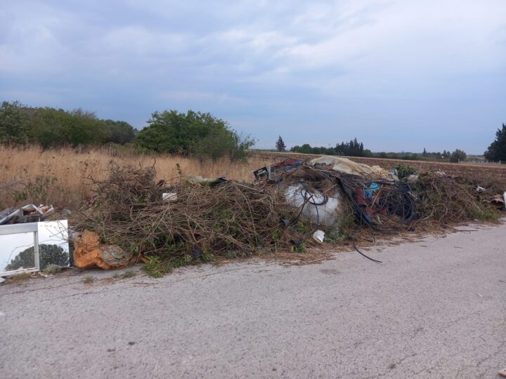 “Θύλακας” πυρκαγιάς: Παραμένουν μπάζα και κλαδιά έξω από τα Κοιμητήρια Αγγελοχωρίου