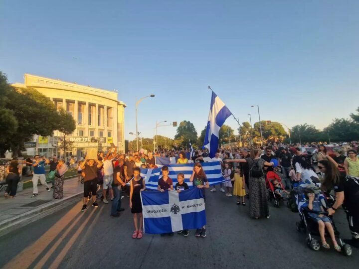 Η απάντηση στο αφύσικο: Παρέλαση περηφάνειας από την ελληνική οικογένεια στον Λευκό Πύργο (ΦΩΤΟΡΕΠΟΡΤΑΖ)