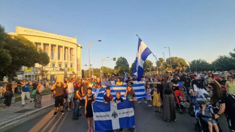 Η απάντηση στο αφύσικο: Παρέλαση περηφάνειας από την ελληνική οικογένεια στον Λευκό Πύργο (ΦΩΤΟΡΕΠΟΡΤΑΖ)