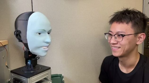 Αυτό είναι το ανθρωποειδές ρομπότ που αντιδρά με χαμόγελο μέσα σε ελάχιστο χρόνο (ΒΙΝΤΕΟ)