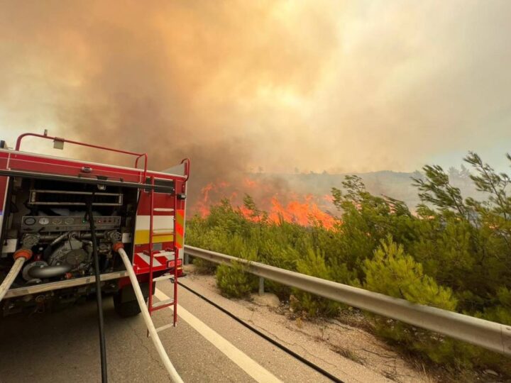 ΤΩΡΑ: Φωτιά μεταξύ Τριλόφου-Πλαγιαρίου