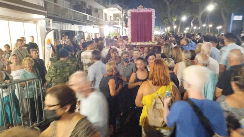 Οι συγκινητικές στιγμές που οι πιστοί περνούν κάτω από το σκήνωμα της Ιεράς Εικόνας της Παναγιάς της Μηχανιώτισας (ΒΙΝΤΕΟ)
