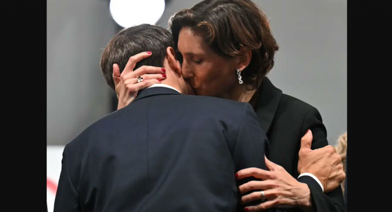 Τι γίνεται; Χαμός για το φιλί του Εμμανουέλ Μακρόν με τη Γαλλίδα υπουργό Αθλητισμού (ΒΙΝΤΕΟ)