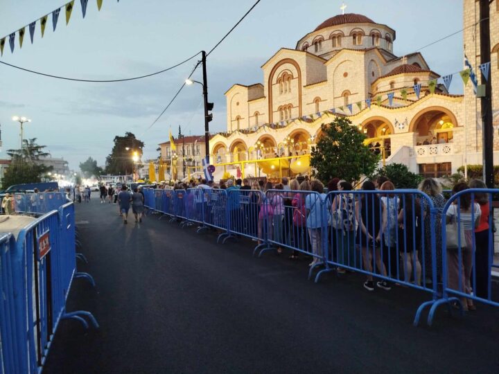 Ενα κερί στην Παναγιά μας: Η ουρά της υπομονής και της ελπίδας!