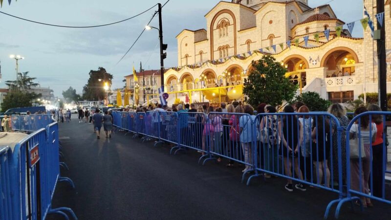 Ενα κερί στην Παναγιά μας: Η ουρά της υπομονής και της ελπίδας!