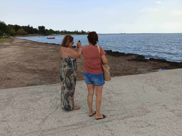 Τι ντροπή… Τουρίστριες φωτογραφίζουν τα φύκια που έχουν πνίξει την Παραλία Επανομής (ΦΩΤΟΡΕΠΟΡΤΑΖ)