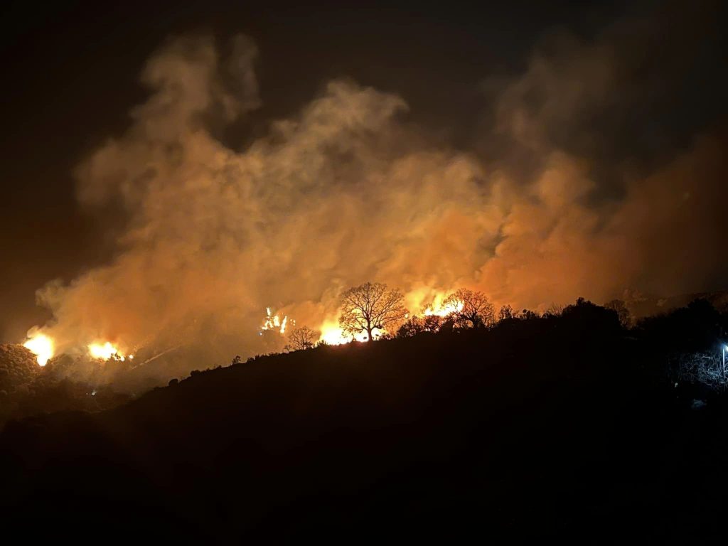 Νύχτα τρόμου στην Αττική: Ανεξέλεγκτο το μέτωπο της φωτιάς – Δείτε live όλες τις εξελίξεις