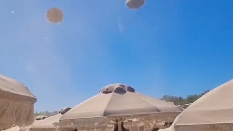 Ανεμοστρόβιλος προκάλεσε πανικό σε beach bar στη Χαλκιδική (BINTEO)