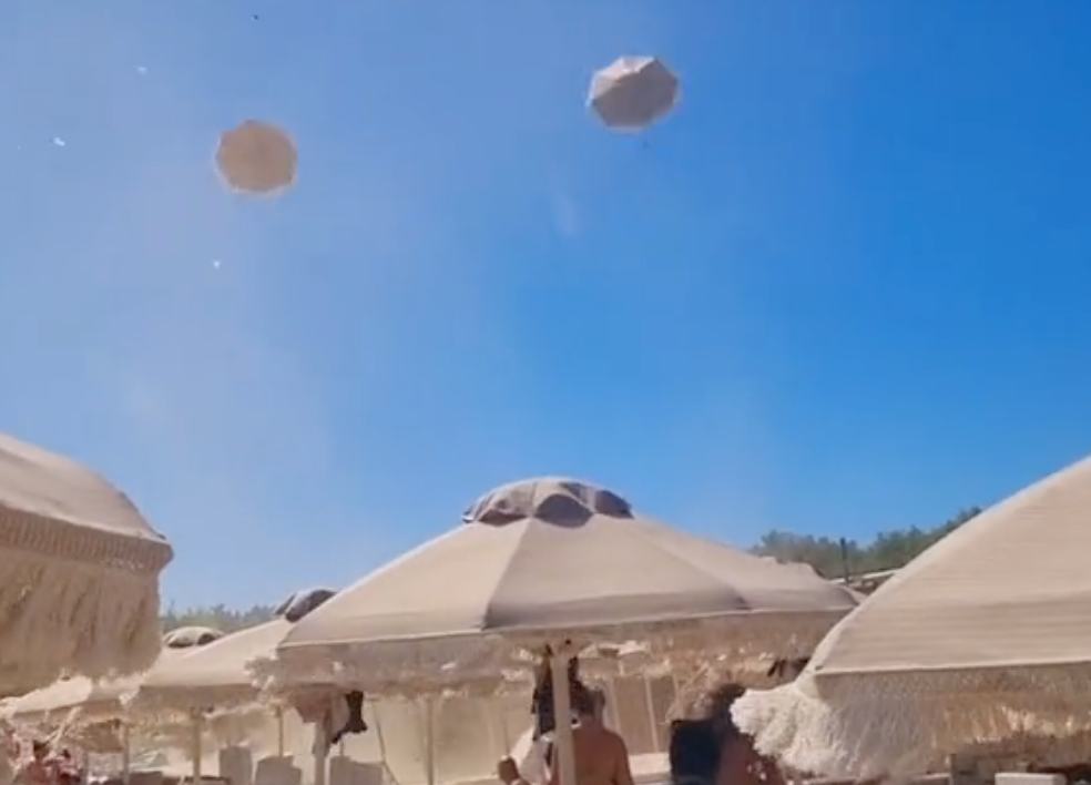 Ανεμοστρόβιλος προκάλεσε πανικό σε beach bar στη Χαλκιδική (BINTEO)