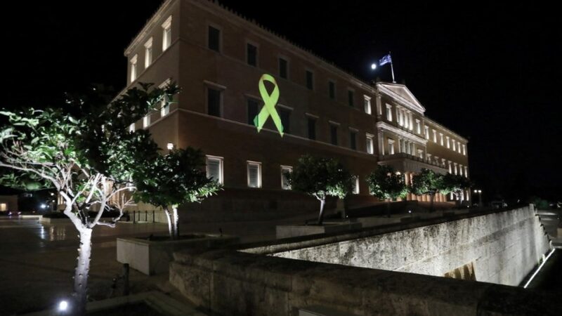 Μάχη κατά του καρκίνου για παιδιά και εφήβους: Φωταγωγήθηκε η Βουλή