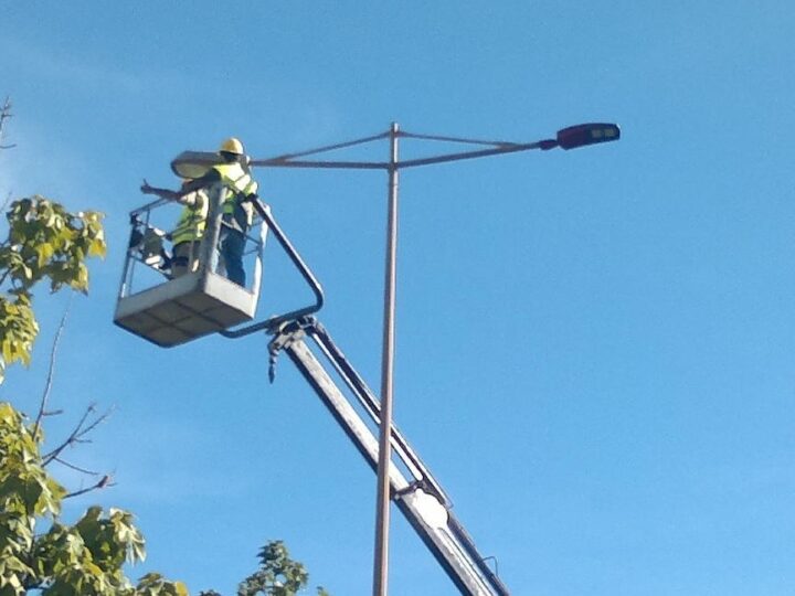 ΤΩΡΑ: Εργασίες συντήρησης οδοφωτισμού από το Ρύσιο εώς την Μηχανιώνα