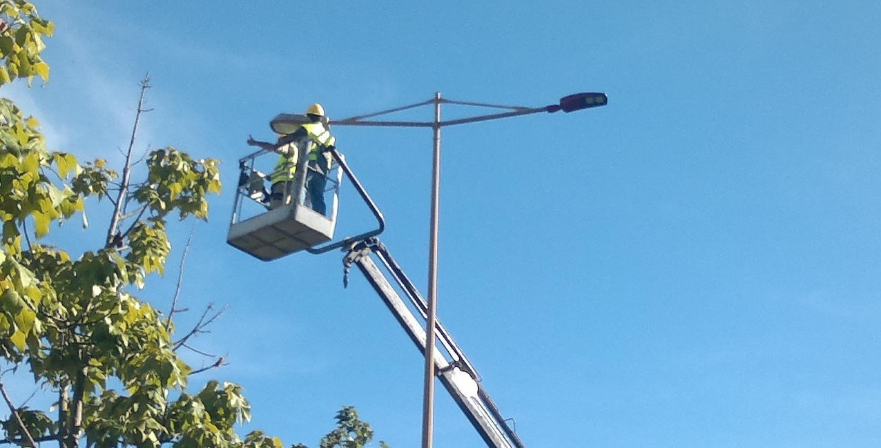 ΤΩΡΑ: Εργασίες συντήρησης οδοφωτισμού από το Ρύσιο εώς την Μηχανιώνα