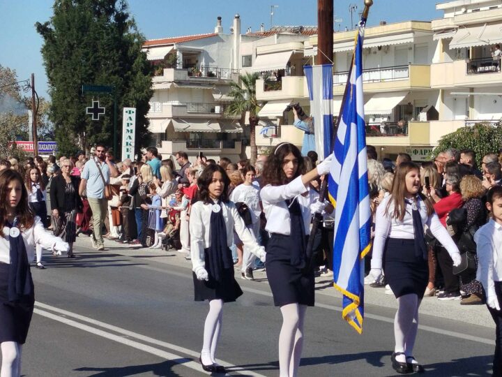 Η Περαία τίμησε τους ήρωες του “ΟΧΙ”-Η παρέλαση και η κατάθεση στεφάνων (ΦΩΤΟΡΕΠΟΡΤΑΖ+ 3 ΒΙΝΤΕΟ)