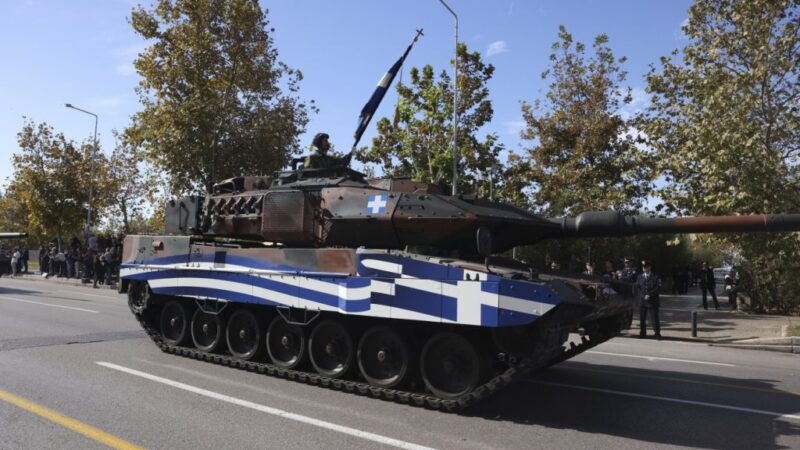 Περηφάνεια και συγκίνηση στη μεγάλη στρατιωτική παρέλαση στη Θεσσαλονίκη (BINTEO)