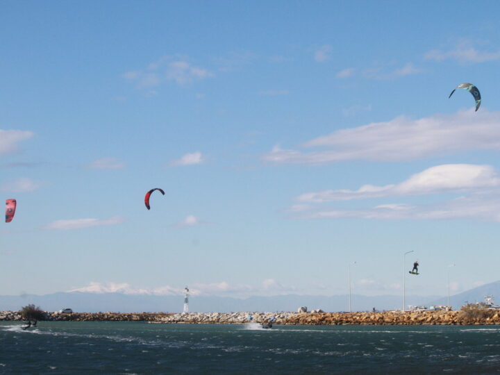 Εντυπωσιακές εικόνες Kite Surfing από το Αγγελοχώρι! (ΒΙΝΤΕΟ)