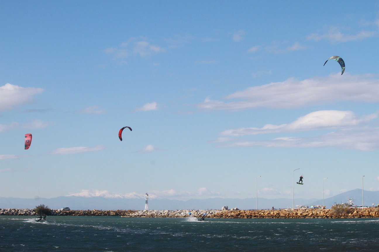 Εντυπωσιακές εικόνες Kite Surfing από το Αγγελοχώρι! (ΒΙΝΤΕΟ)