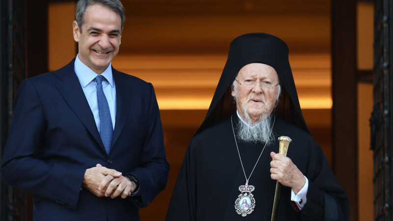 Ο Πρωθυπουργός υποδέχθηκε τον Οικουμενικό Πατριάρχη στο Μέγαρο Μαξίμου