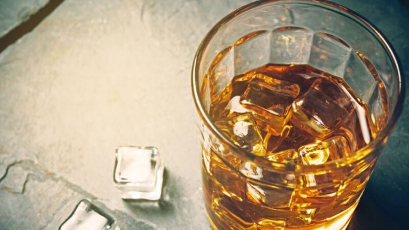 Πώς θα καταλάβουμε ότι το ποτό μας είναι νοθευμένο; (ΒΙΝΤΕΟ)