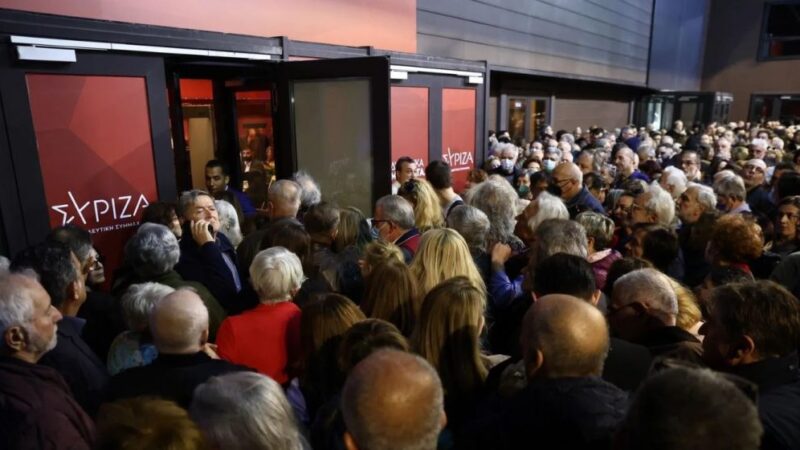 ΤΩΡΑ: Χάος στο συνέδριο του ΣΥΡΙΖΑ-Δεν αφήνουν τον Κασσελάκη να μπει μέσα-Σπρωξίματα και λιποθυμίες (ΒΙΝΤΕΟ)
