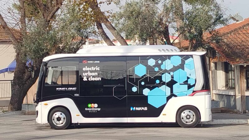 “Βιτρίνα” το mini bus απέναντι από το Δημαρχείο
