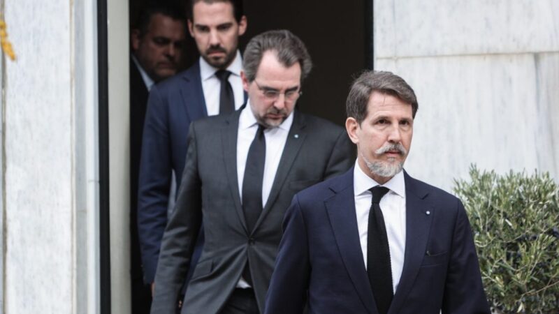 «Το de Grece παραπέμπει σε αξίωμα» – Πώς σχολιάζουν τα κόμματα το επίθετο που διάλεξε η τέως βασιλική οικογένεια (BINTEO)