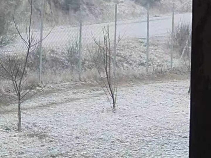 ΔΙΠΛΑ ΜΑΣ: Χιονίζει στο Λειβάδι του Δήμου Θέρμης (2 ΒΙΝΤΕΟ)