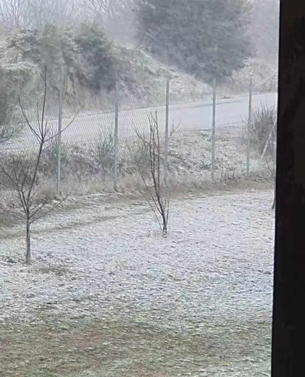 ΔΙΠΛΑ ΜΑΣ: Χιονίζει στο Λειβάδι του Δήμου Θέρμης (2 ΒΙΝΤΕΟ)