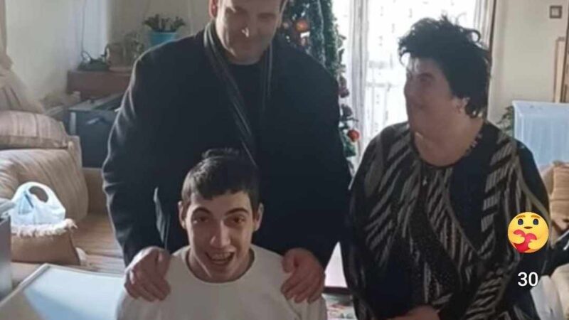 Ο μικρός Σίμος, μαζί με τον ρεφλεξιολόγο, Νίκο Τακίδη, μας στέλνουν την αγάπη τους με Πρωτοχρονιάτικα κάλαντα… (ΒΙΝΤΕΟ)