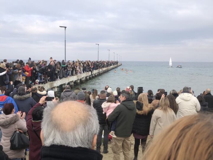 Βούτηξαν για τον Τίμιο Σταυρό στη Περαία (ΒΙΝΤΕΟ)