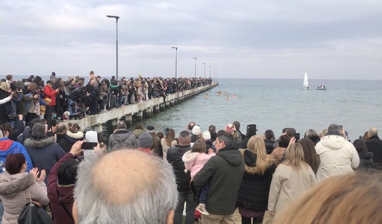Βούτηξαν για τον Τίμιο Σταυρό στη Περαία (ΒΙΝΤΕΟ)