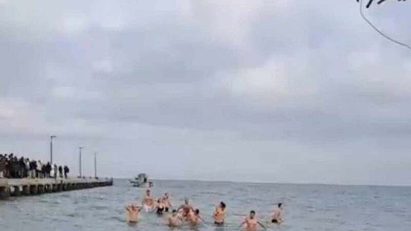 Υπέροχος ο Αγιασμός των Υδάτων στην Αγία Τριάδα (ΒΙΝΤΕΟ)